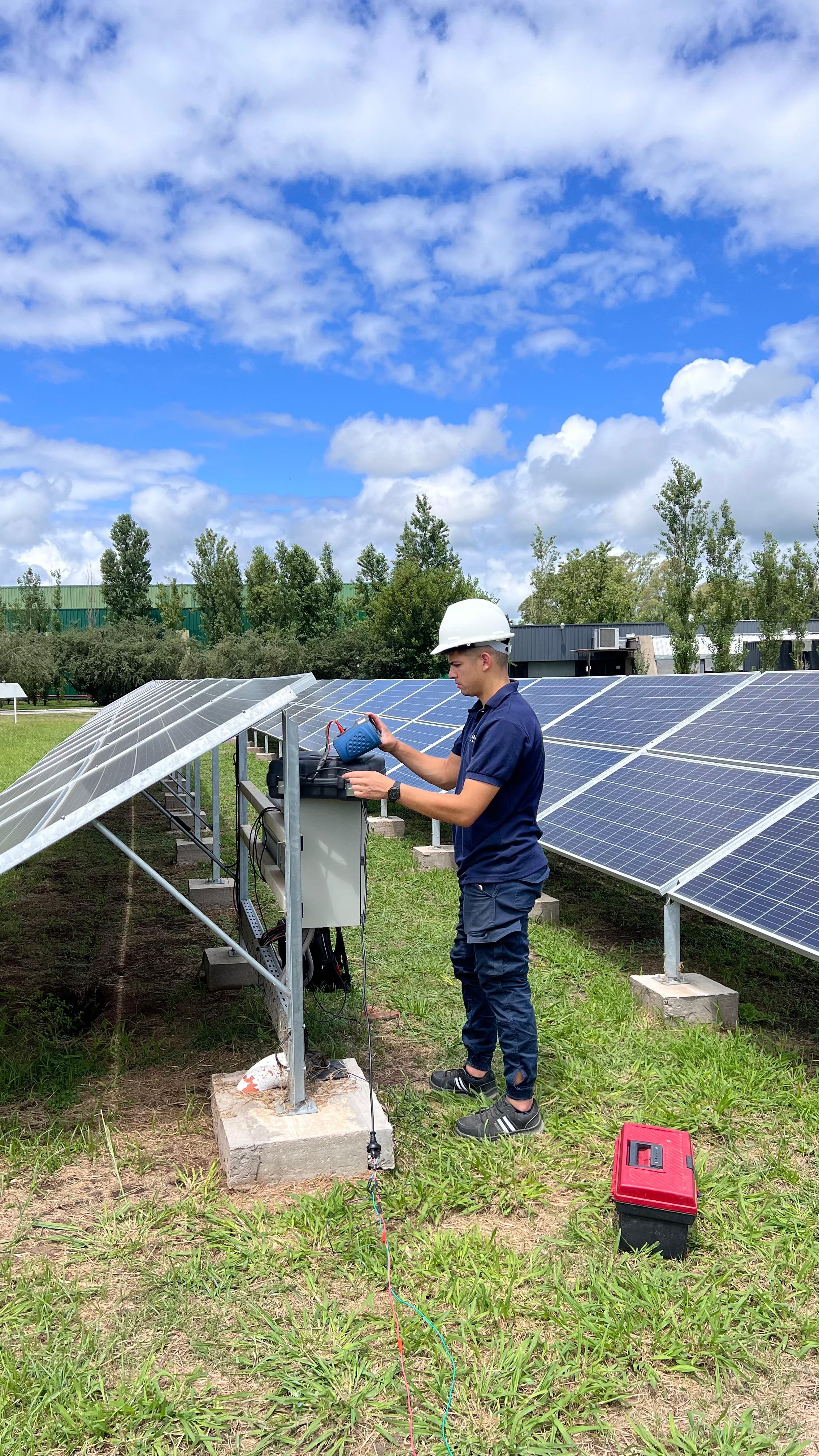 Técnico de ISEI trabajando en instalación eléctrica